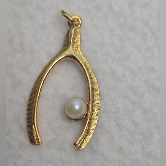 Wishbone faux pearl pendant, gold tone - Picture 2 of 5